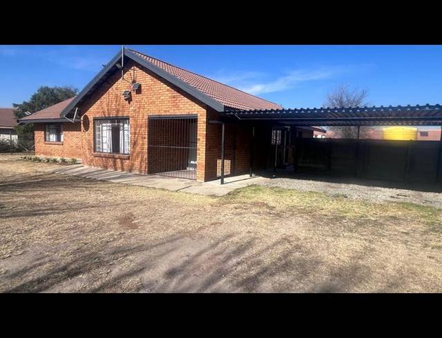 3 BEDROOM HOUSE FOR SALE IN KOSMOSPARK